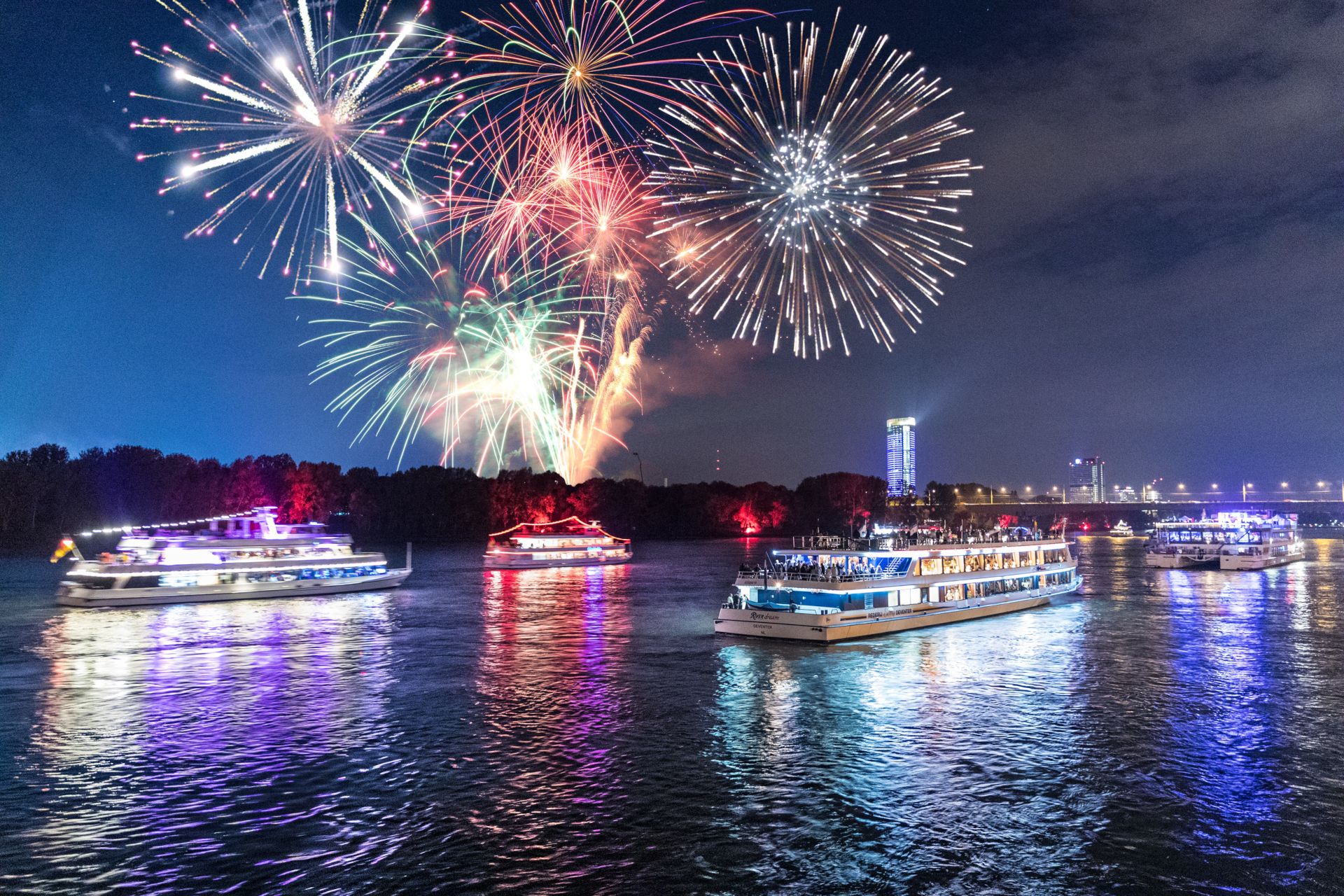 Jährlich am ersten Samstag im Mai steht der Rhein zwischen Bonn und Linz in Flammen