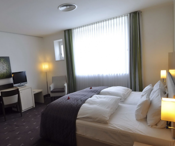 Zimmer mit Doppelbett und Schreibtisch, © Hotel Esplanade