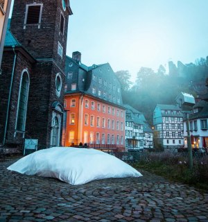 Blick auf das Kissen auf dem Platz vor der Kirche in Monschau in der Eifel, © Tourismus NRW e.V.