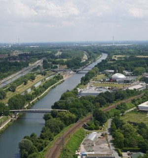 Gäste machen vom Gasometer Oberhausen den Rhein-Herne-Kanal aus, © Jule Wagner