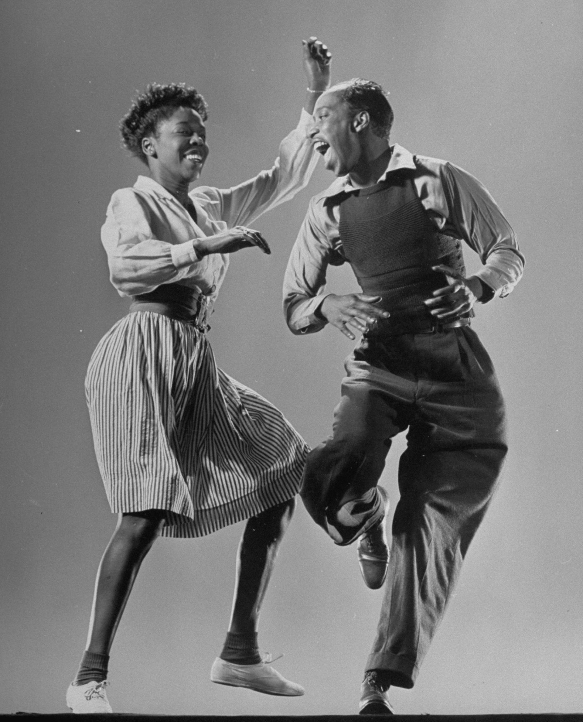 Leon James und Willa Mae Ricker führen einen Lindy Hop Schritt vor