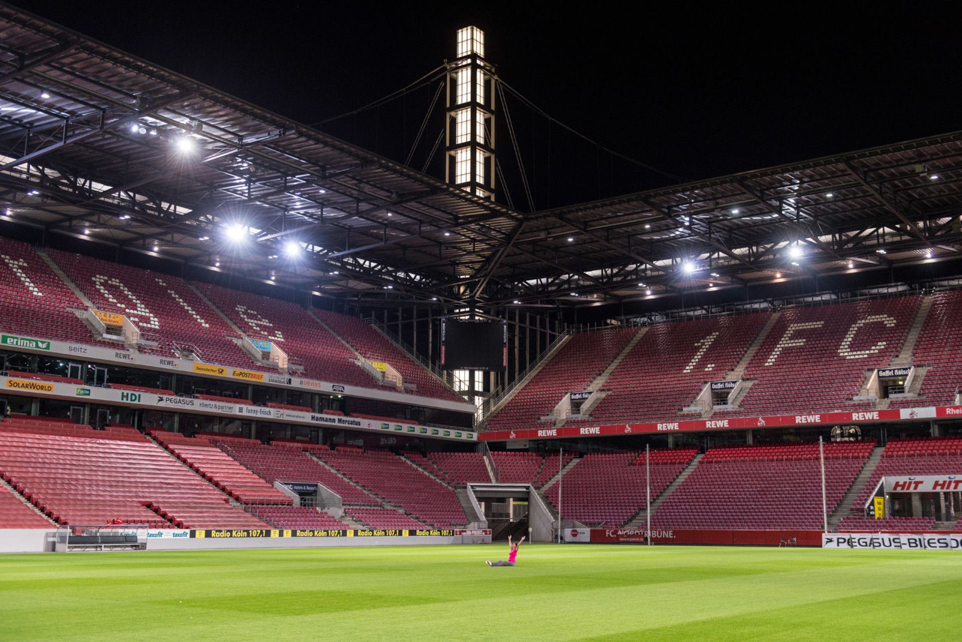 Feld und Tribüne des Rheinenergiestadion in Köln