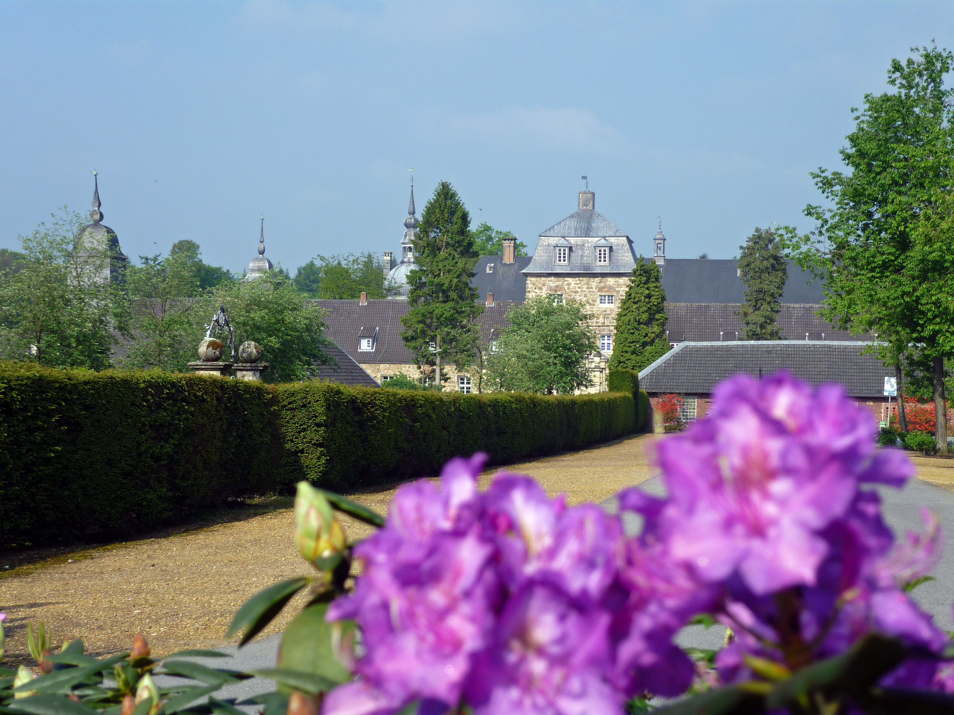 Die Blütenpracht rund um das Wasserschloss kann sich sehen lassen