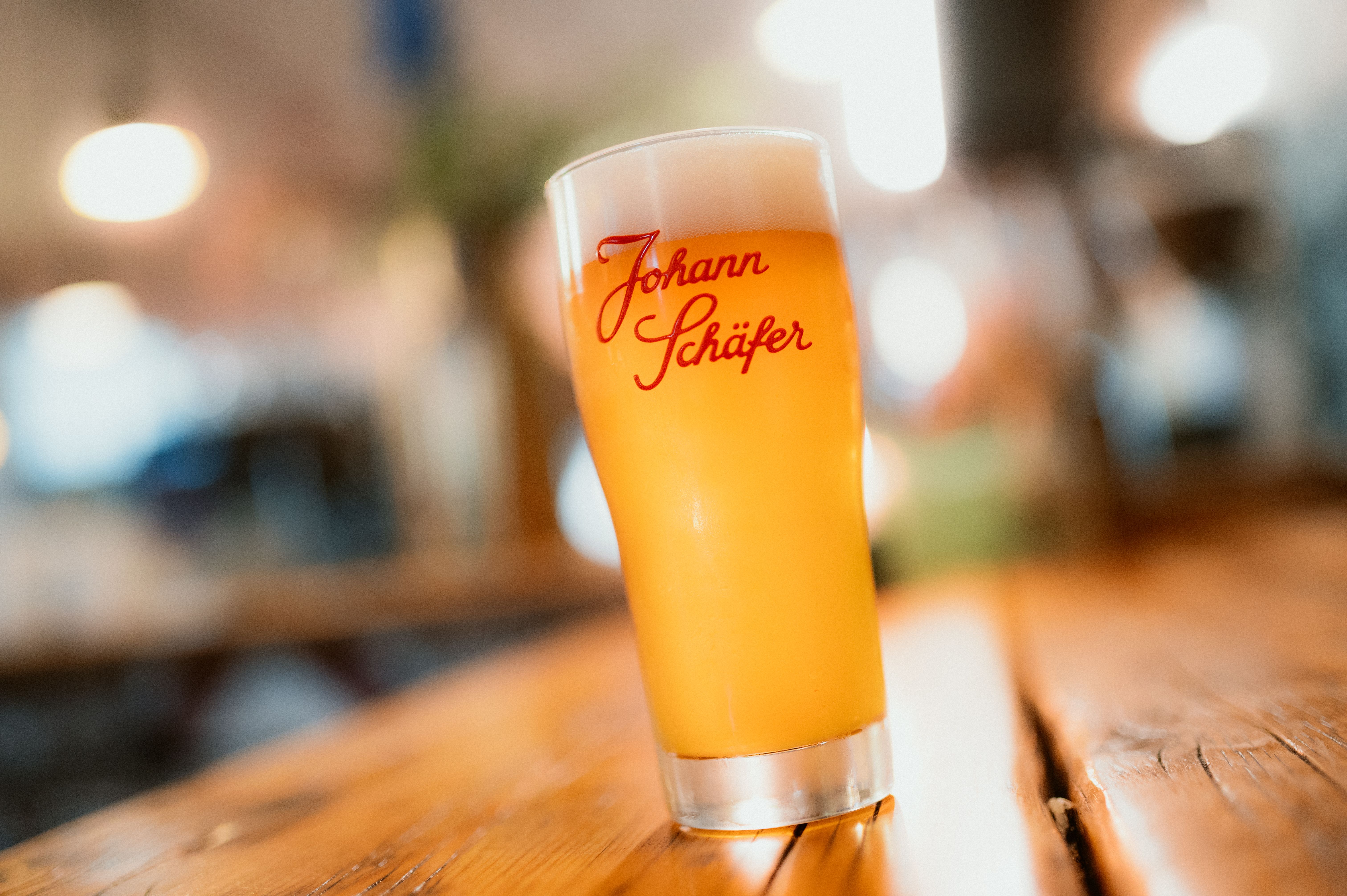 Ein Glaß helles Bier auf einer Theke im Brauhaus Johann Schäfer in Köln