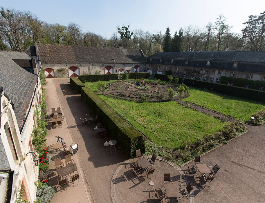 Im Innenhof des Schlosses Türnich finden Gäste ein Café für eine Einkehr vor