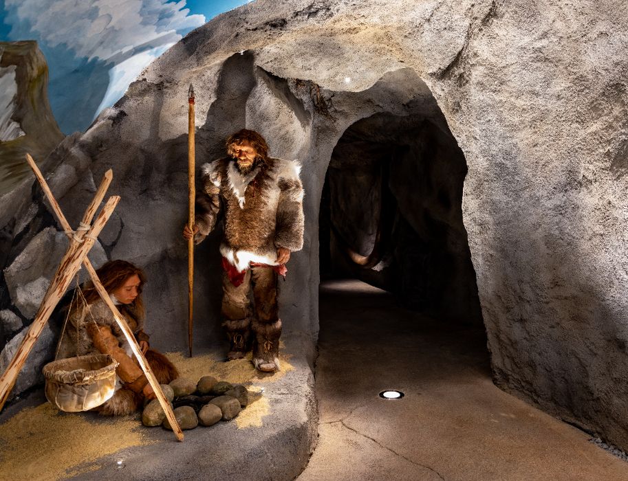 Höhle mit Neandertalern im Sauerland-Museum