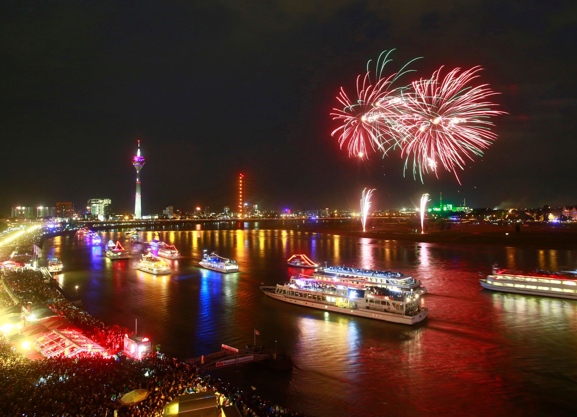 Zum krönenden Abschluss des Japan-Tags erleuchtet ein spektakuläres japanisches Feuerwerk den Himmel über Düsseldorf