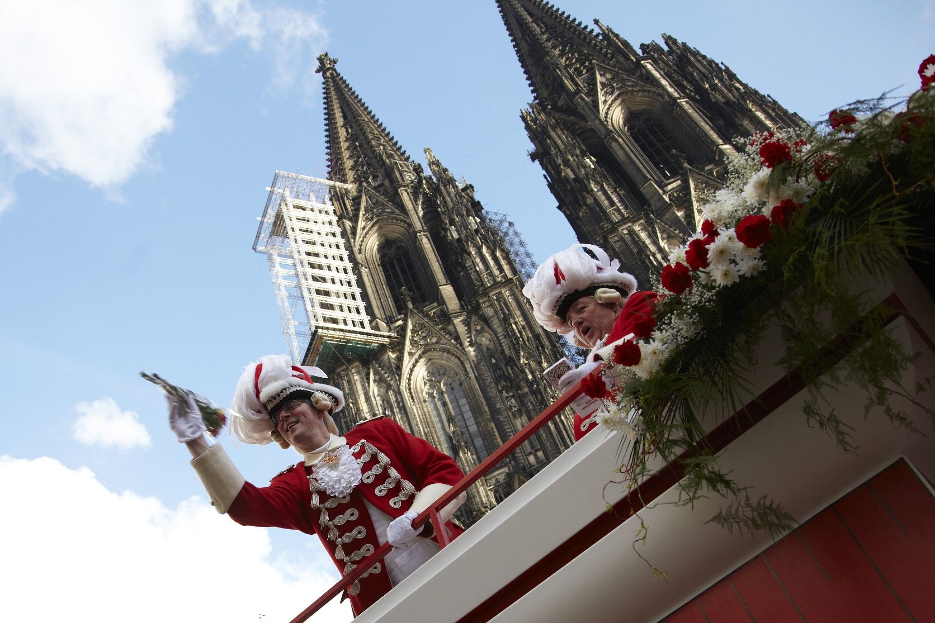 Dieter Jacobi, Köln Tourismus GmbH, Karnevalswagen vor dem Kölner Dom