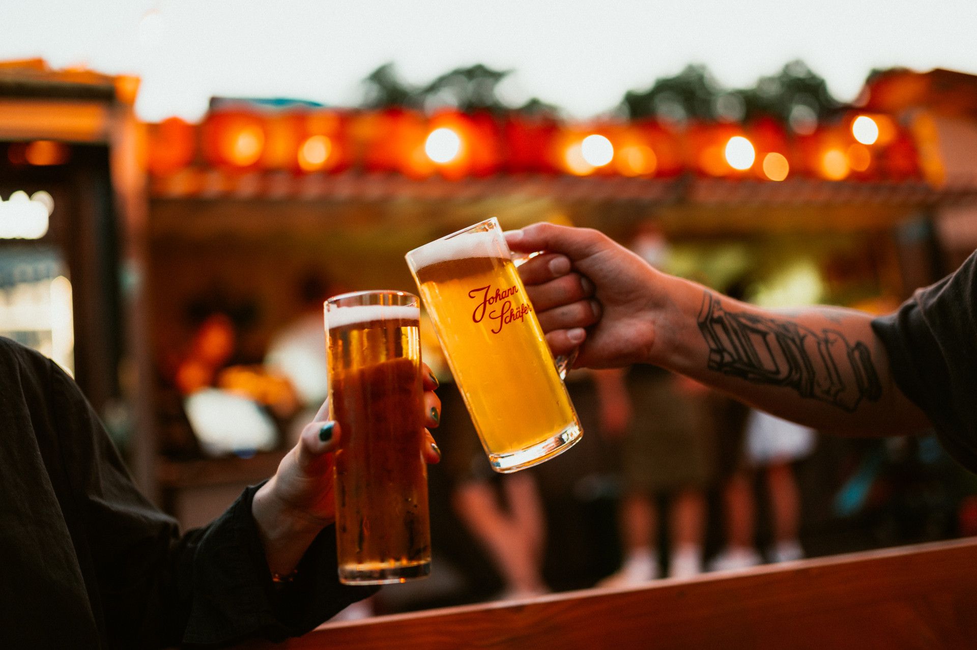 Johannes Höhn, Tourismus NRW e.V., Biergläser aneinander gehalten