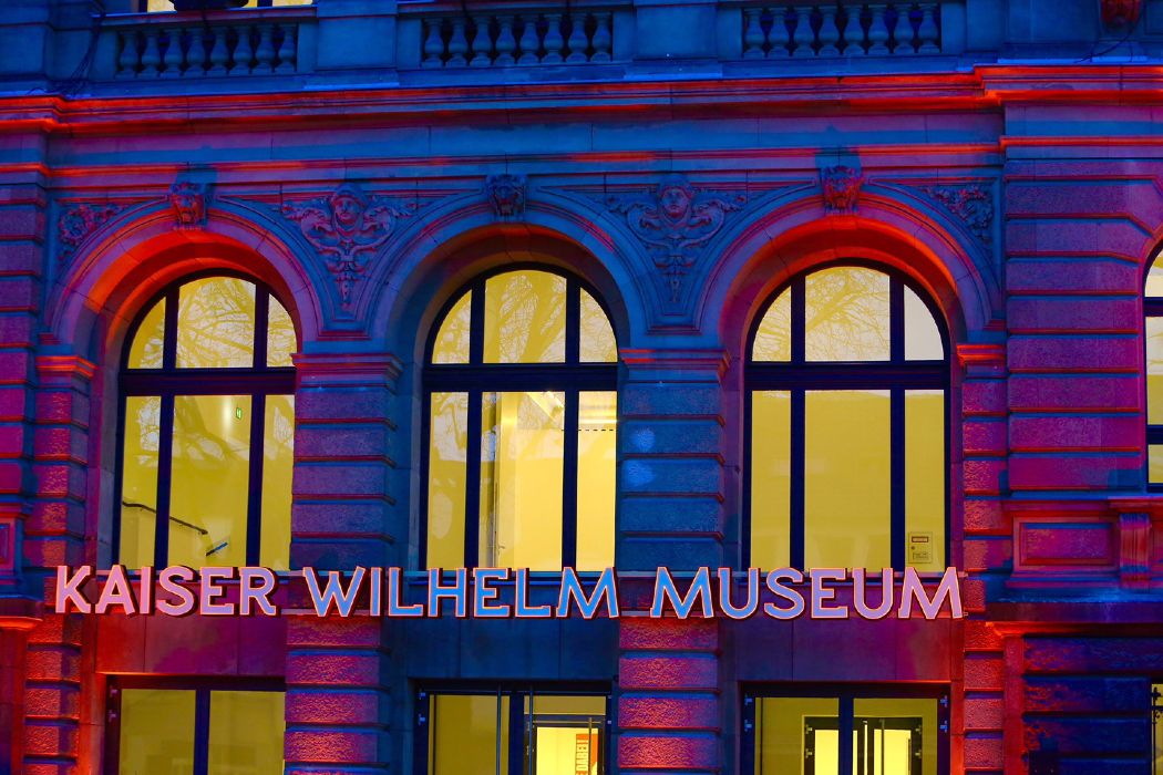 Das Kaiser Wilhelm Museum erstrahlt am Abend im atmosphärischen Licht