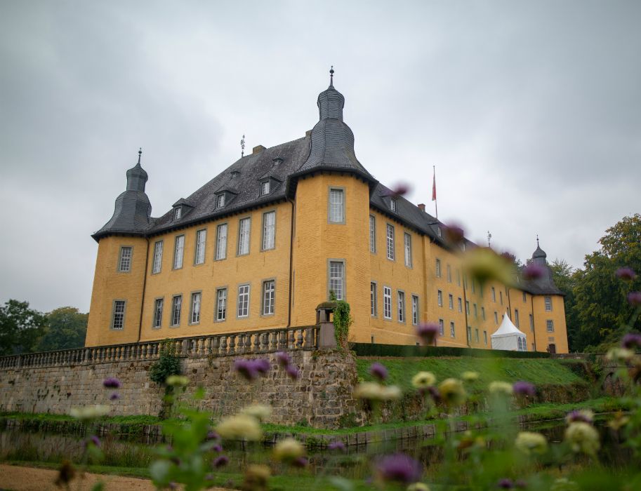 Schloss Dyck war zuletzt Sitz der fürstlichen Familie Salm-Reifferscheidt-Dyck, bevor der Besitz in eine Stiftung überging