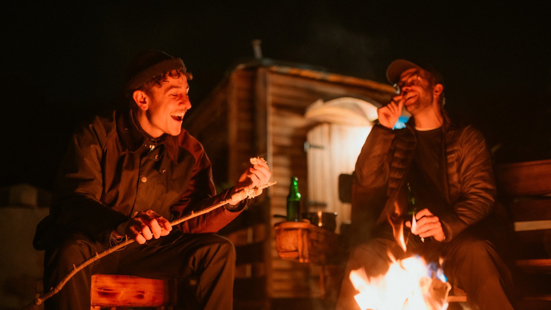 Freunde sitzen am Lagerfeuer und machen Stockbrot , © Johannes Höhn