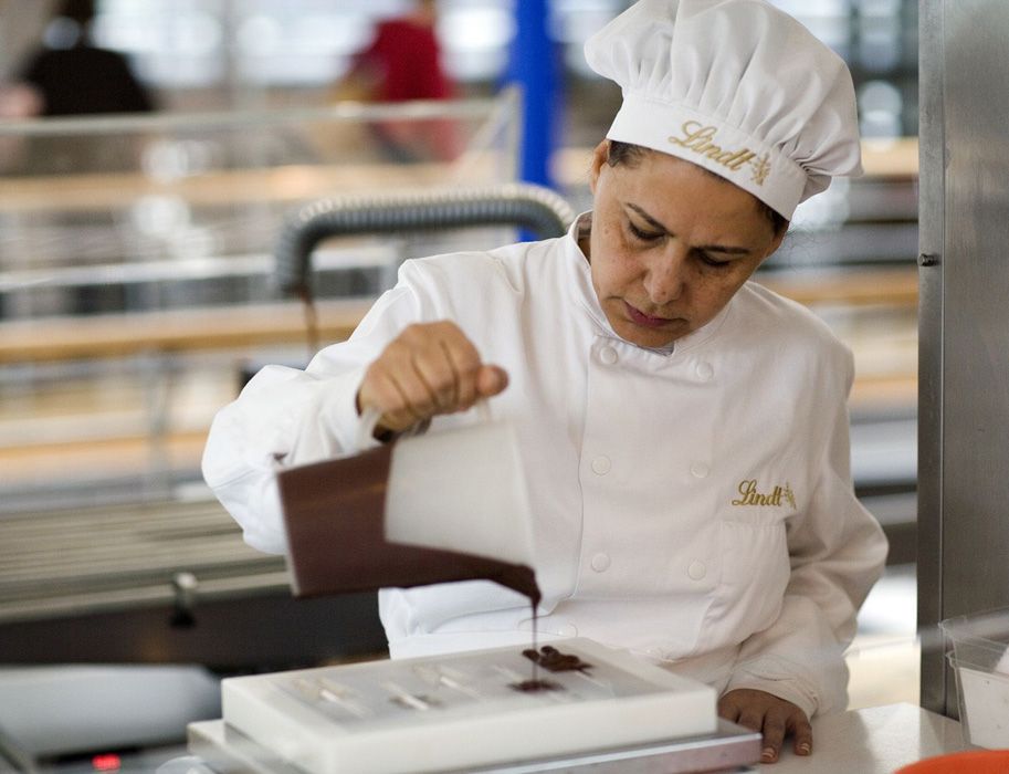 Wer mag, kann Chocolatiers dabei über die Schulter schauen, wie sie Schokolade herstellen. Hier werden Domlutscher gegossen