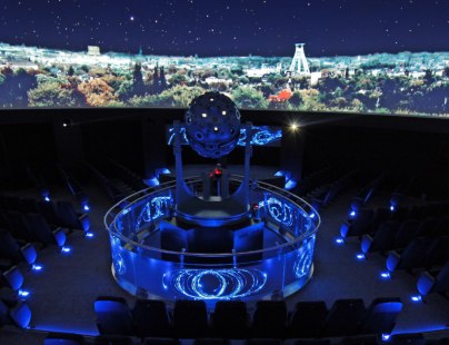 Zeiss Planetarium Bochum, Innenansicht mit Projektor und Kulisse, © Stadt Bochum Presse und Informationsamt Planetarium