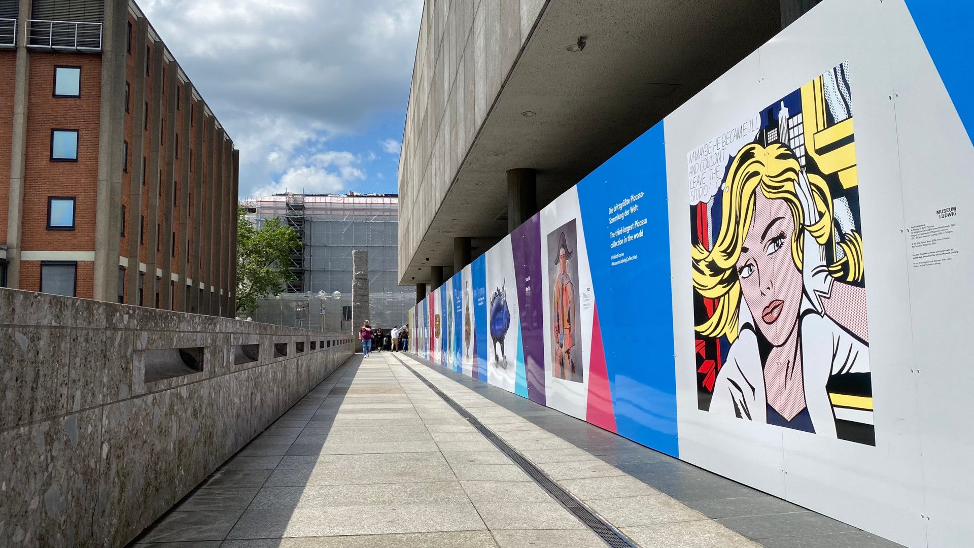 Passage neben dem Museum Ludwig in Köln