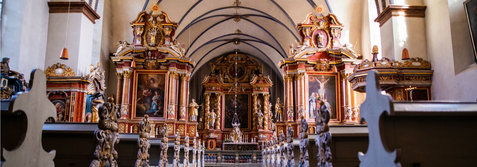 Gäste können die reiche Ausstattung der Barockkirche St. Stephanus und Vitus in Corvey heute noch bewundern