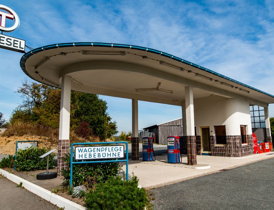 Die Tankstelle aus Siegen-Niederschelden, wie sie in den 1960er Jahren aussah, wurde wiederaufgebaut in Detmold