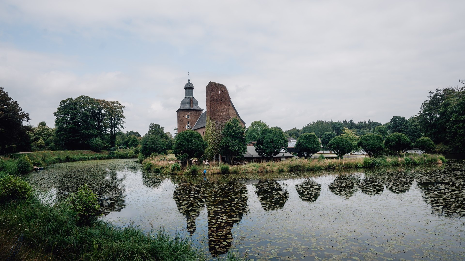 Rückansicht der Tüschenbroicher Mühle am Niederrhein, © Leo Thomas