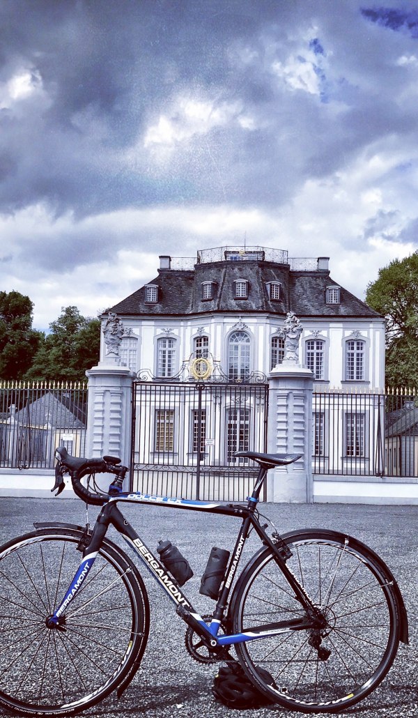 Fahrrad vor Schloss Falkenlust Brühl, © @aki_bthal