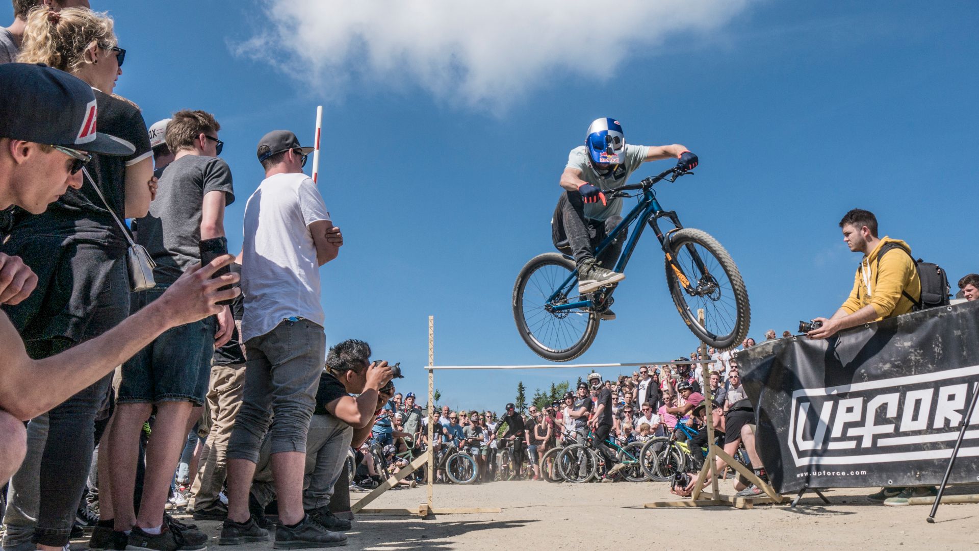 Bei einem der Wettbewerbe wird die mögliche Sprunghöhe mit einer Messlatte bestimmt, über die Sportlerinnen und Sportler mit dem Rad springen müssen