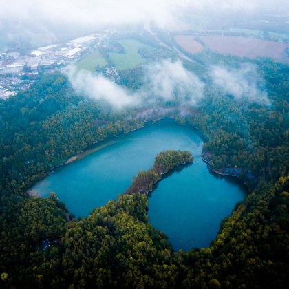 Vogelperspektive des Sees und Waldes im Steinbruch Schlupkothen im neanderland, © Tourismus NRW e.V.