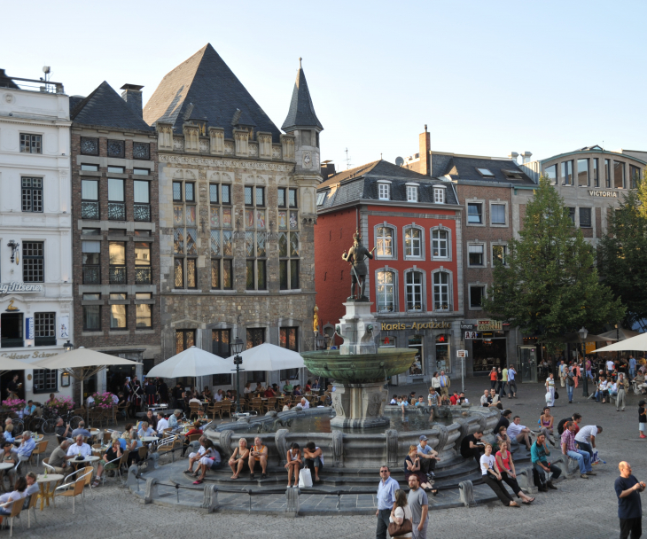 Der Marktplatz in Aachen ist eine zentrale Anlaufstelle. Rund um den Karlsbrunnen finden Reisende dutzende Einkehrmöglichkeiten, © www.medien.aachen.de, Andreas Herrmann