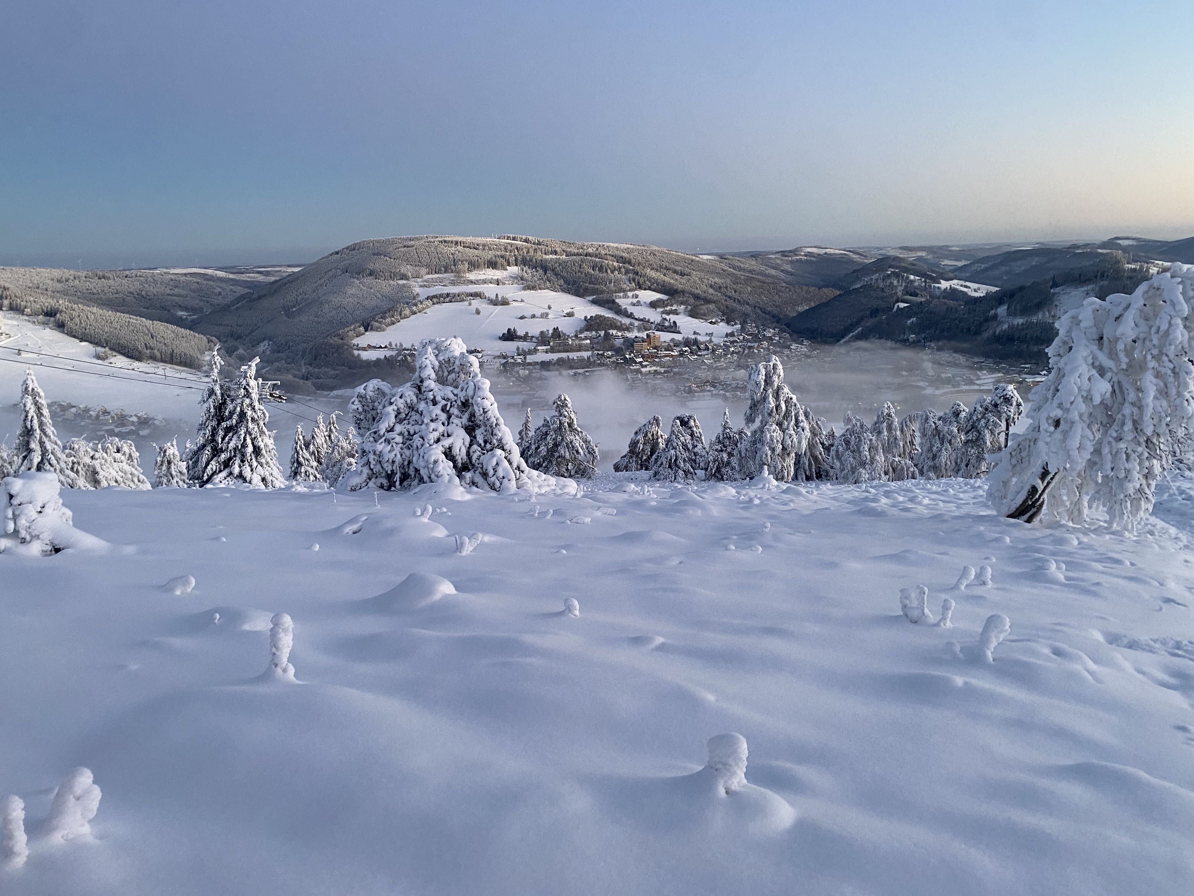 Winterlandschaft auf dem Ettelsberg mit Bergpanorama