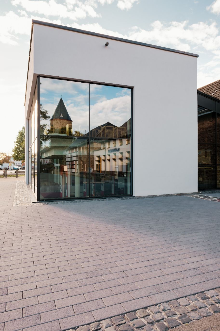 Das Glasmuseum Rheinbach: Von außen unscheinbar, von innen eine Schatzkammer mit gläsernen Kunstobjekten