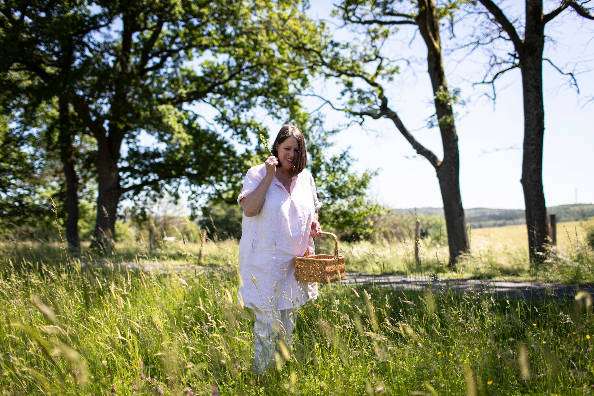 Astrid Saubert in Feld voller Kräuter, Bergisches Land