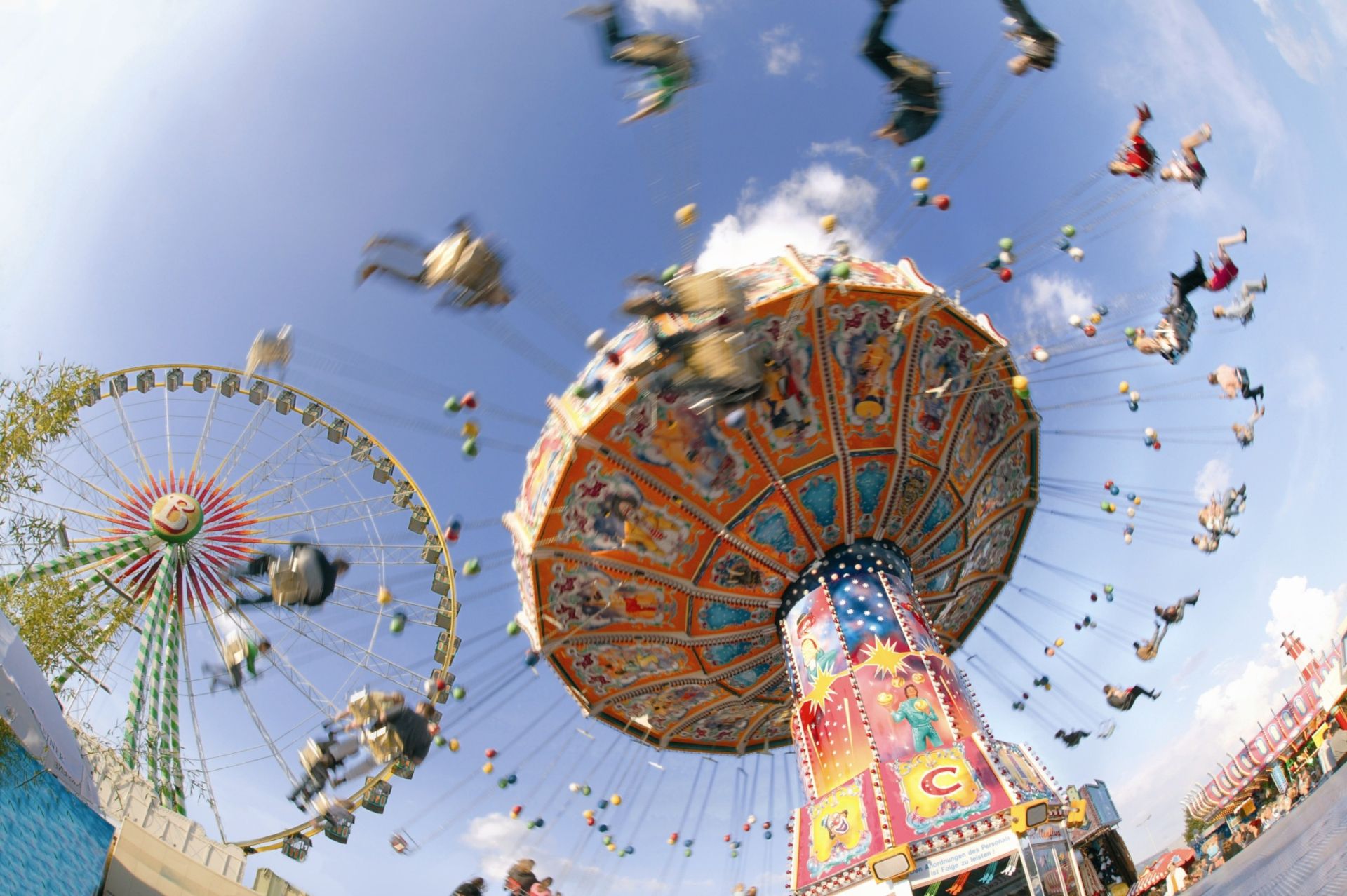 Vom Riesenrad bis zum Kettenkarussell: Keine andere deutsche Kirmes bietet so viele verschiedene Fahrgeschäfte wie die Cranger Kirmes