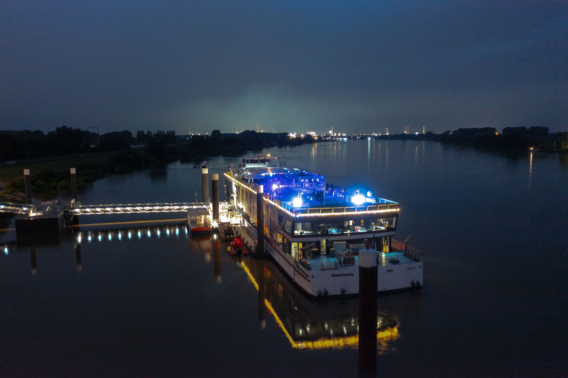 Das Schiff MS RheinFantasie ist der Hauptveranstaltungsort der Monheim Triennale