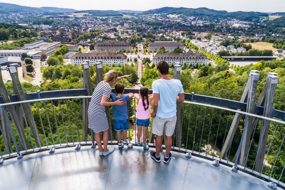 Vom Jübergturm lässt sich der ganze Sauerlandpark mit seinen Attraktionen wunderbar überblicken