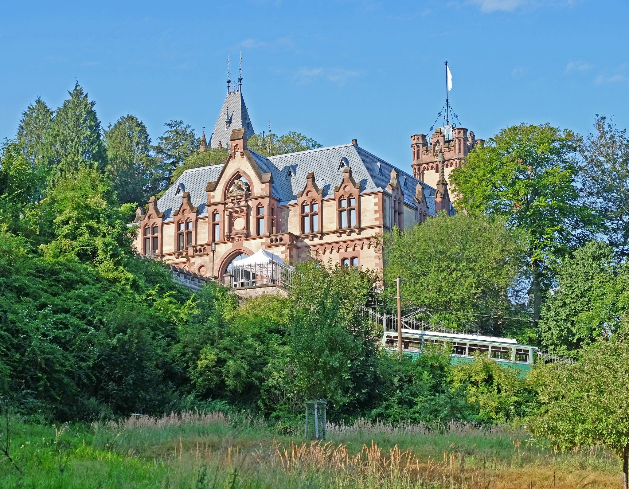 Drachenfelsbahn mit Schloss Drachenburg