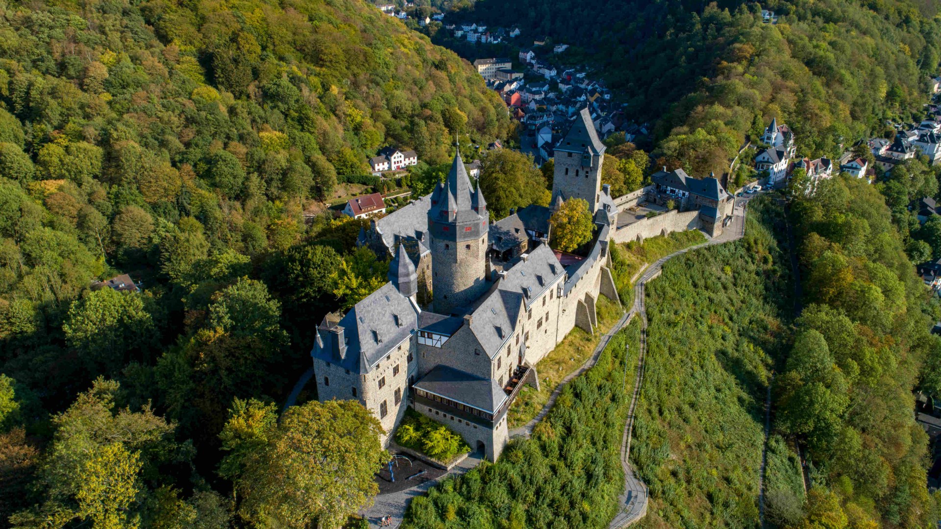 Burg Al­te­na gilt als ei­ne der schöns­ten Hö­hen­bur­gen Deutsch­lands, © Tourismus NRW e.V.