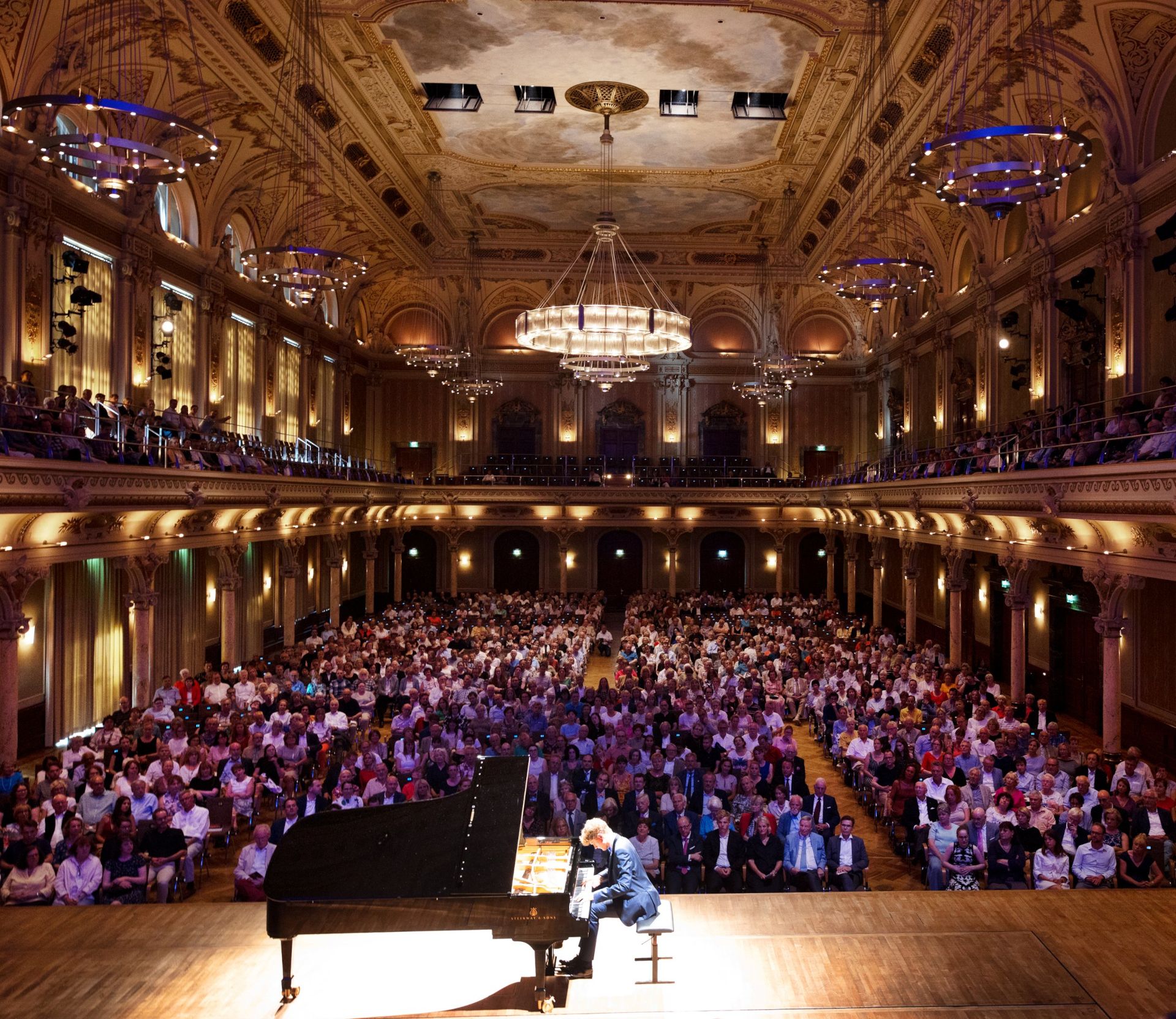 Jan Lisiecki wurde bereits mehrfach geehrt. Er ist Träger mehrerer Preise und Auszeichnungen. Auch das Publikum des Klavier-Festivals feierte ihn 2023