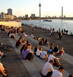 Die Abendsonne am Burgplatz in Düsseldorf genießen, © Düsseldorf Marketing &amp; Tourismus GmbH
