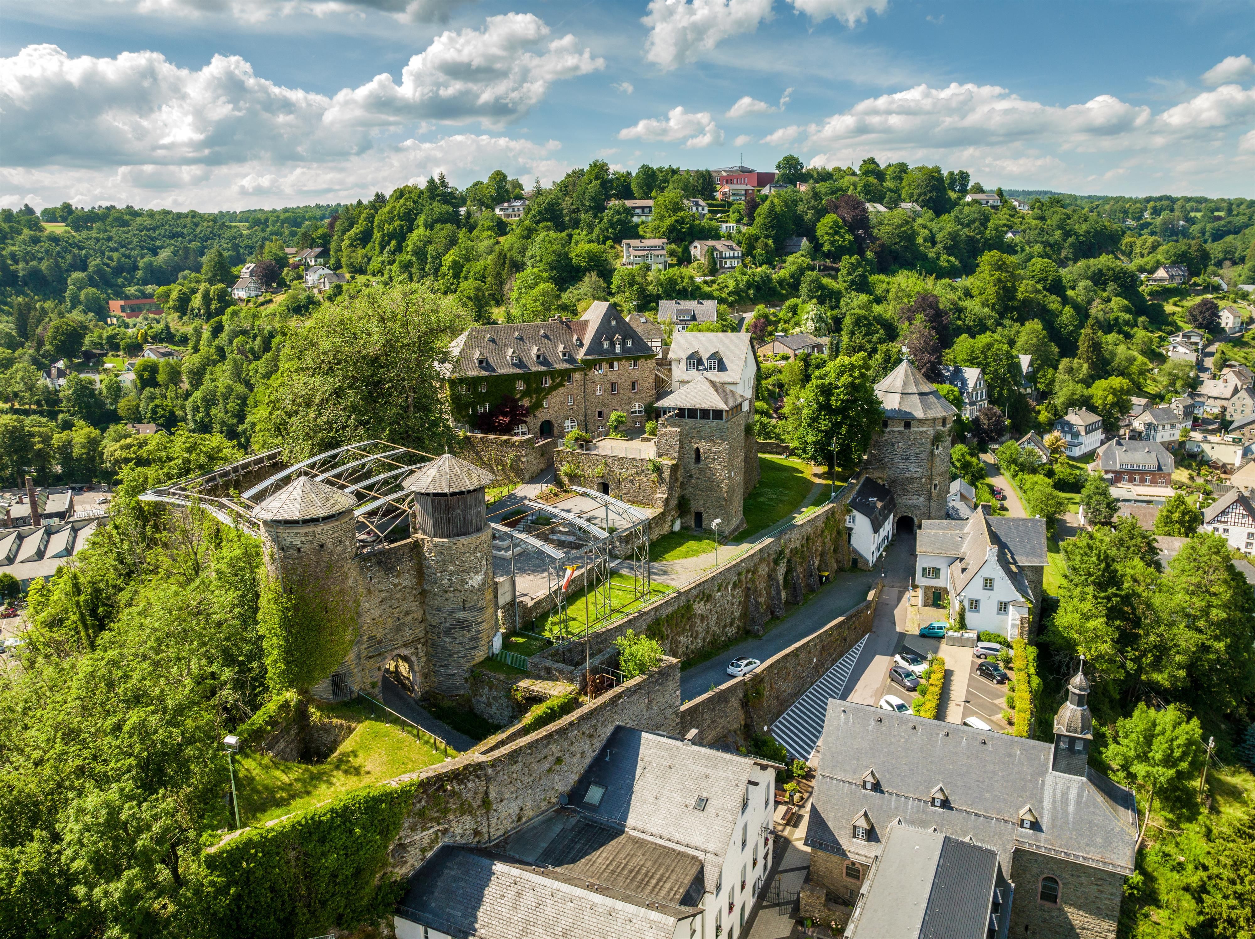 Burg Monschau thront auf einem auslaufenden Bergsporn