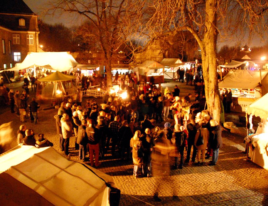 Gäste können sich bei der Schlossweihnacht auf warme Feuerstellen, Verkaufsstände mit Honigwein und Kunsthandwerk freuen