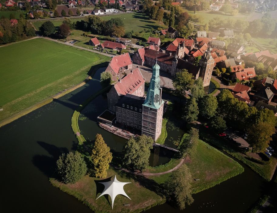 Schloss Raesfeld besteht aus Kapelle, Vor- und Hauptburg. Die Burganlage ist von einer historischen Freiheit, also einer kleinen Stadt, umgeben