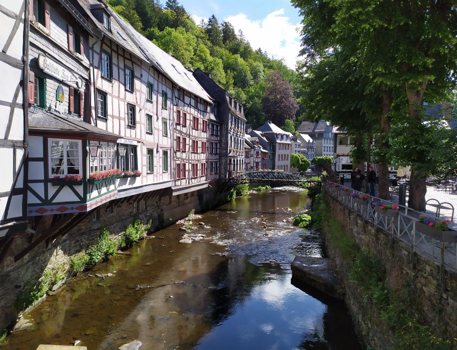 Die Rur fließt mitten durch Monschau.  Gäste sollten nach einem Burgbesuch unbedingt das Umland erkunden