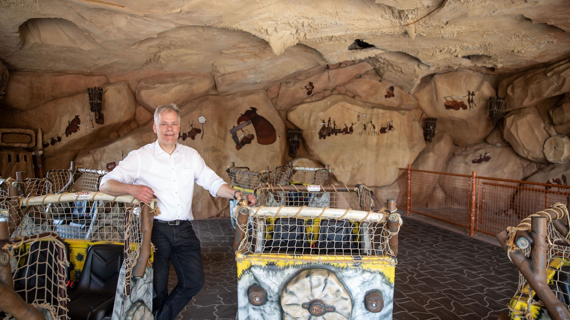 Henrik Pott neben Fahrgeschäft Crazy Cars im Potts Park in Minden, © Tourismus NRW e.V., Foto Holger Hage