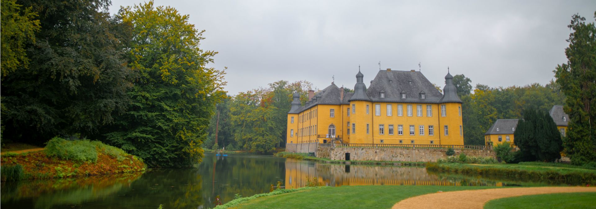 Schloss Dyck in Jüchen am Niederrhein gehört zu den schönsten Schloss- und Parkanlagen Nordrhein-Westfalens