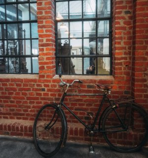 Fahrrad vor der Hauswand des Werkzeugmuseums, © Johannes Höhn