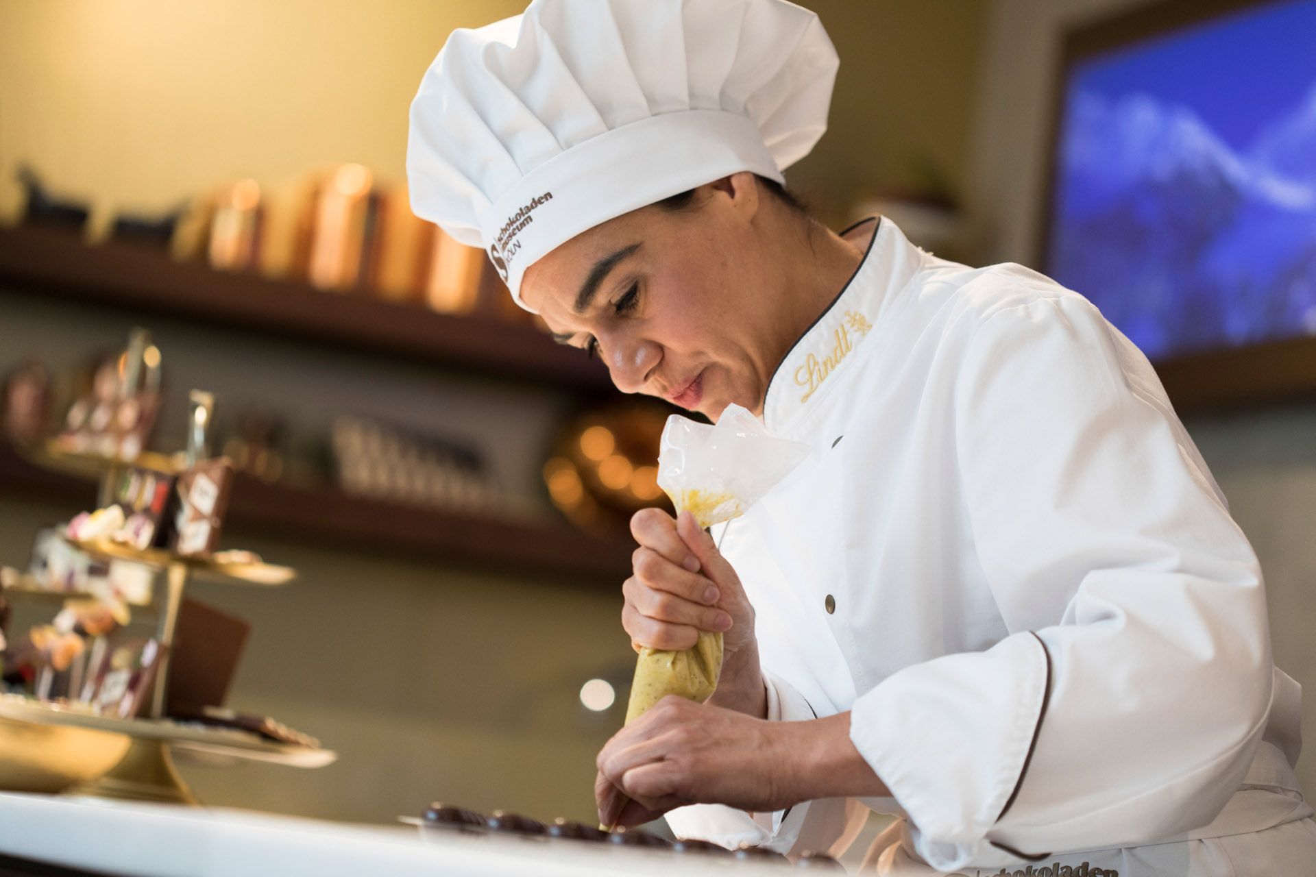 Pralinen werden von Chocolatier befüllt im Schokoladenmuseum Köln  