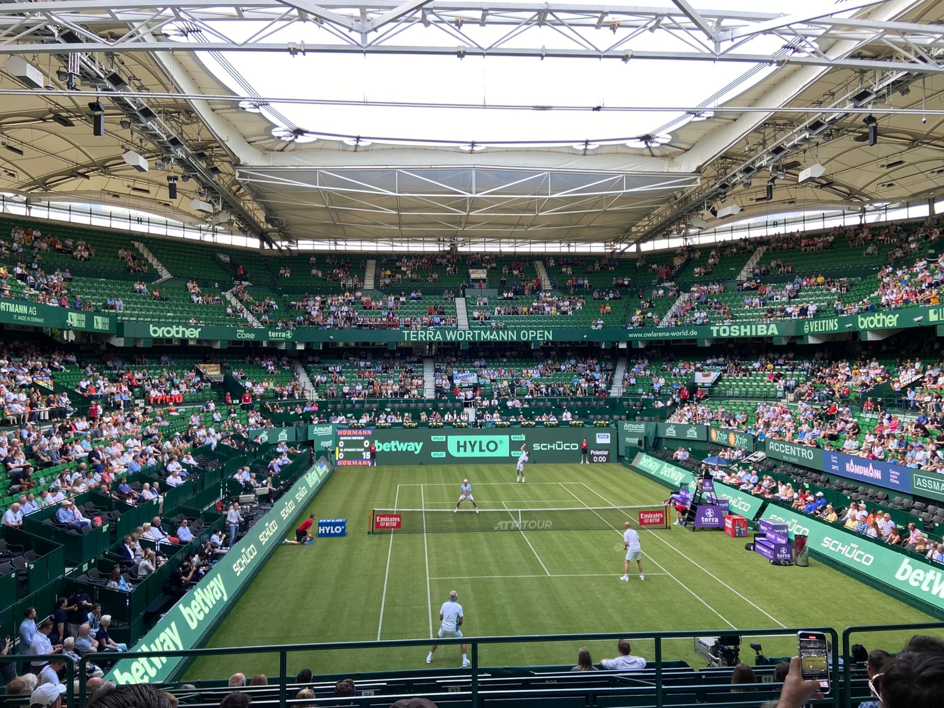 Gespannt blicken die Zuschauenden auf den Tennisplatz. Stars der Szene messen sich in einzelnen Spielen