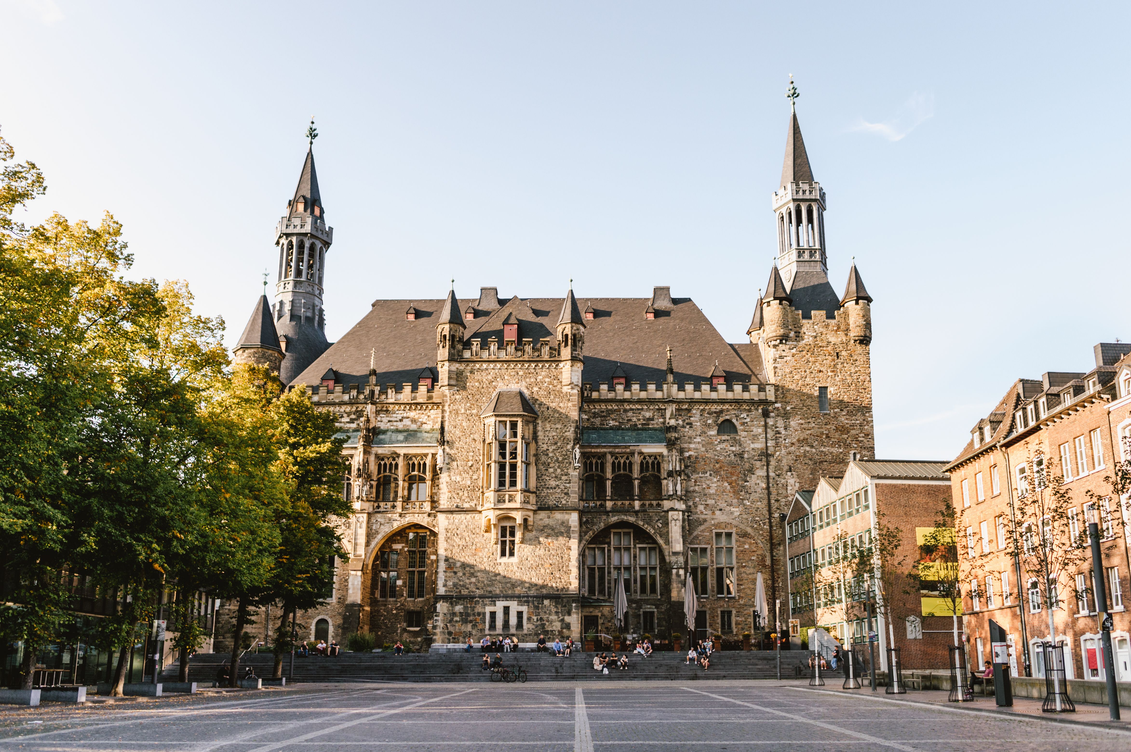 Das gotische Aachener Rathaus am Katschhof ist neben dem Dom das markanteste Bauwerk im historischen Stadtkern von Aachen