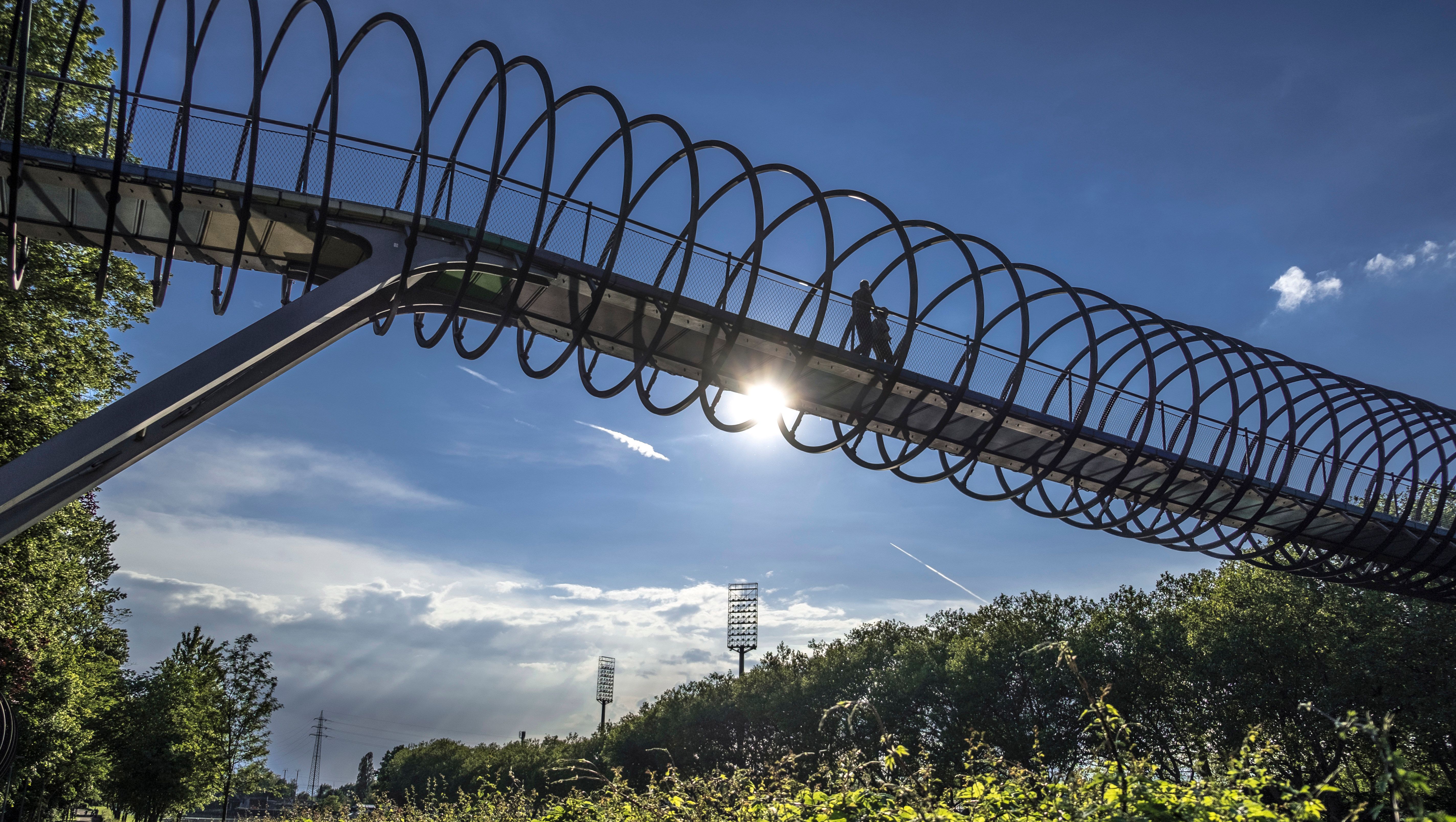 "Slinky Springs To Fame"  ist der Titel der Rehberger-Brücke, die im Kaisergarten Oberhausen über den Rhein-Herne-Kanal führt