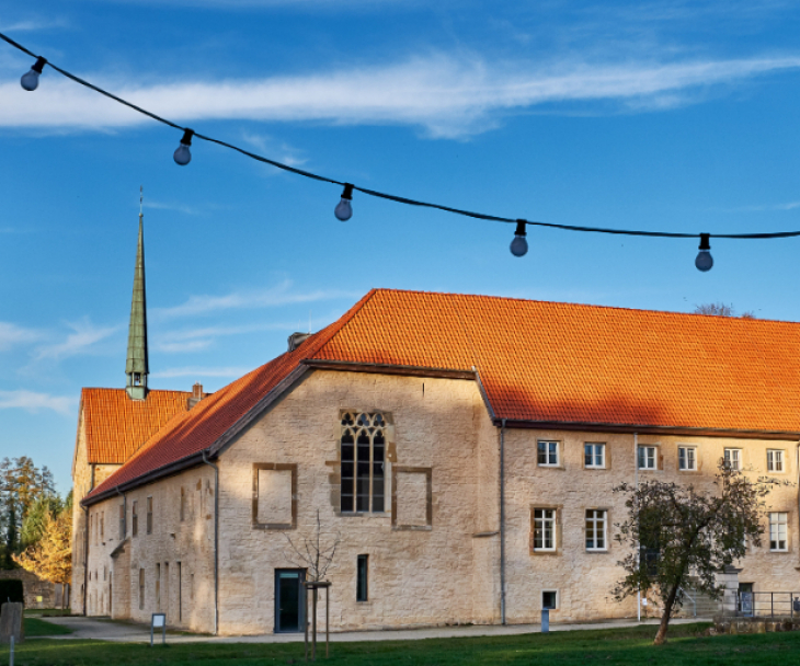Blick über die Gräfte auf den Westflügel und die Kirche St. Bernhard des ehemaligen Zisterzienserinnenklosters Gravenhorst, gegründet 1256, © Michael Jezierny