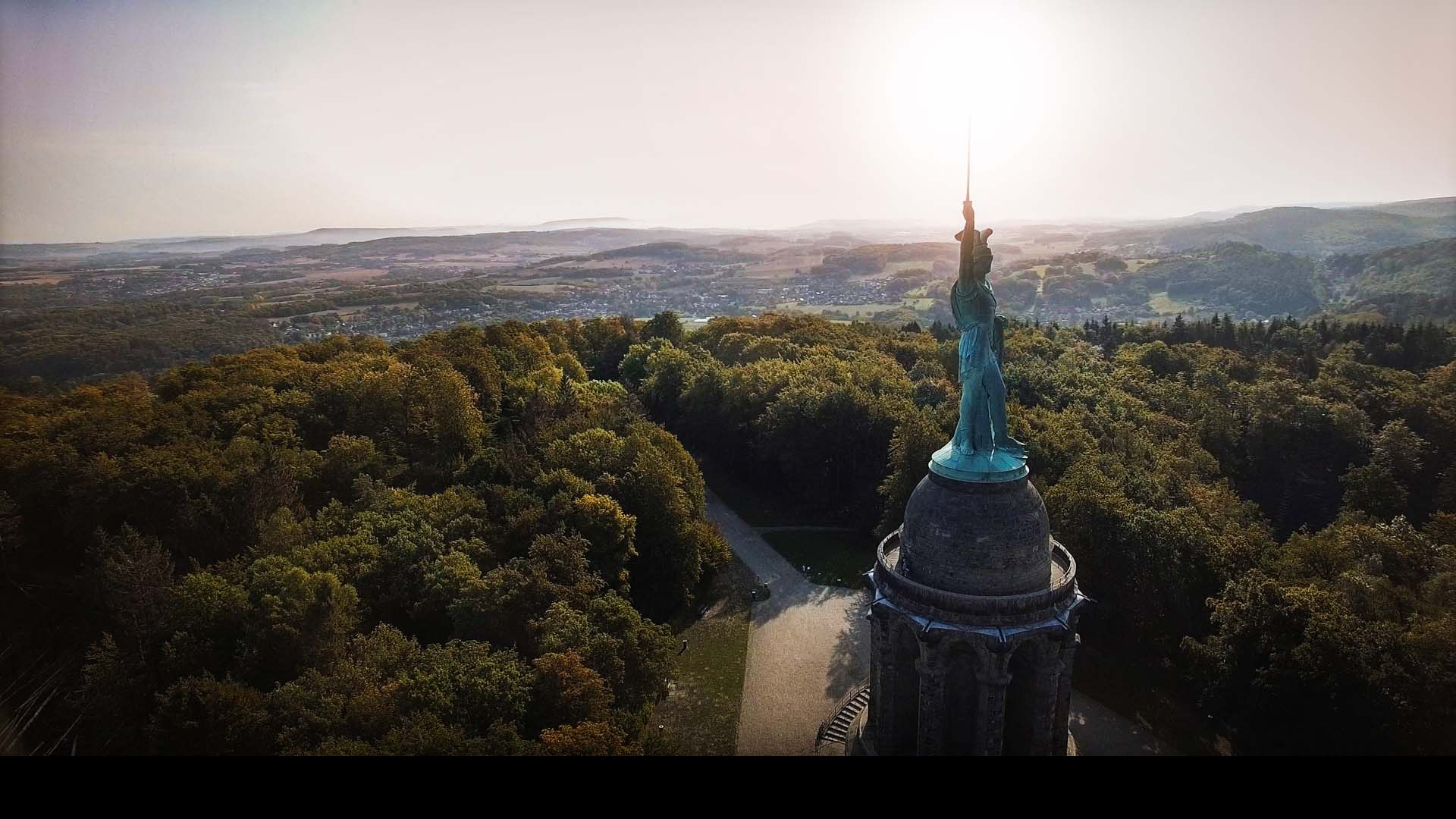 Blick auf das Hermannsdenkmal und die Umgebung des Teutoburger Waldes, © Tourismus NRW e.V.