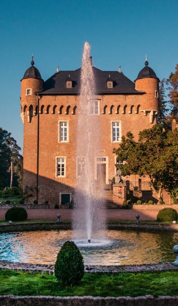 Haupthaus des Schloss Loersfeld im Rhein-Erft-Kreis mit Fontäne und Teich, © Tourismus NRW e.V.